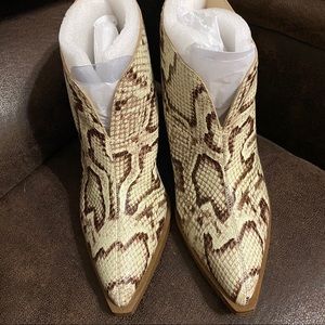 Vince Comuto Ginsel snake skin boots size 8